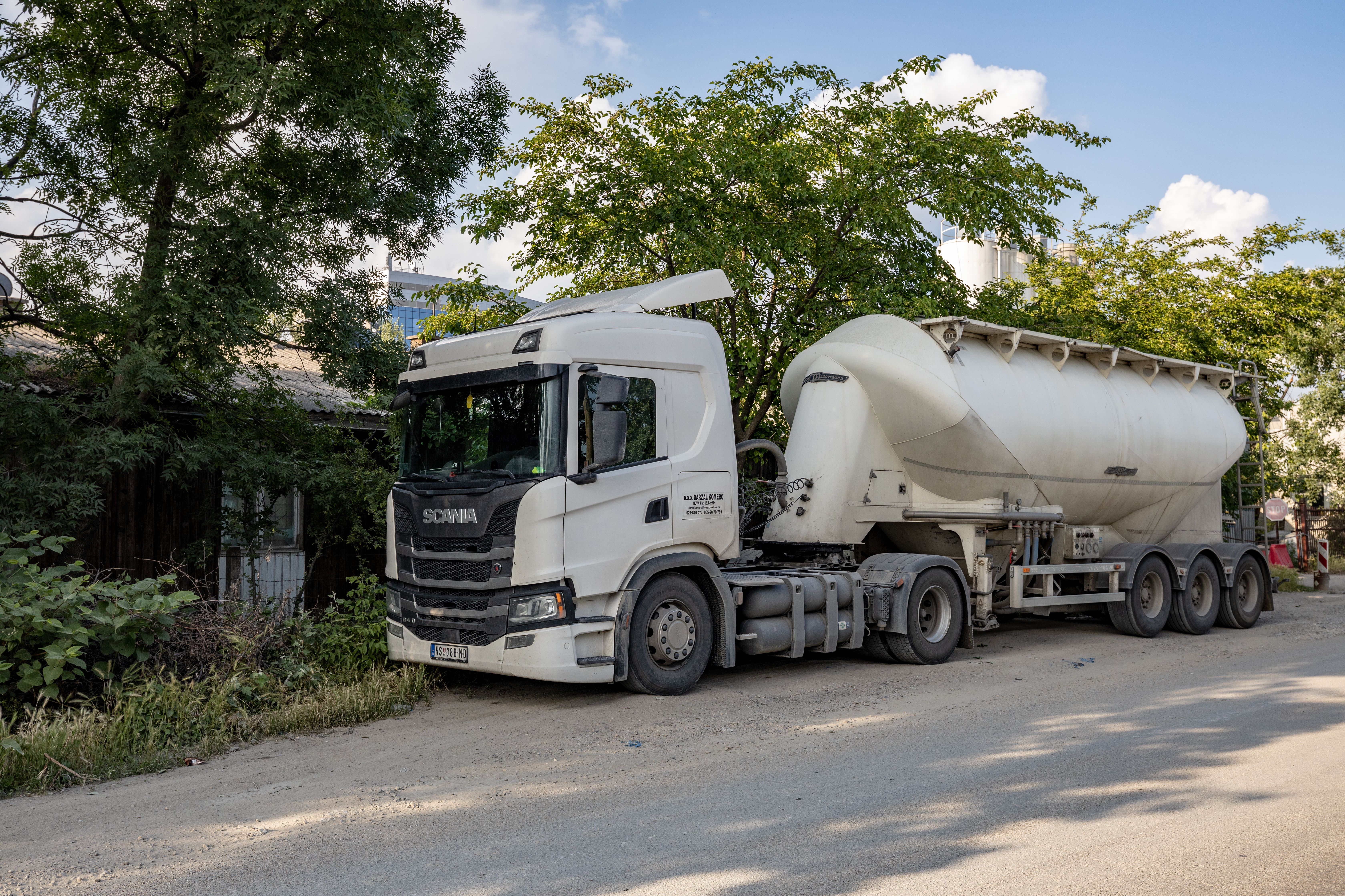 Dry van trailer used for protected freight transport